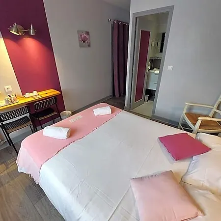Logis - De L'ile - 3 Etoiles Et Restaurant מלון 3*