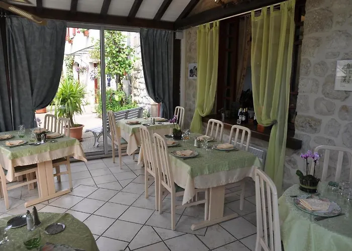 Logis - De L'ile - 3 Etoiles Et Restaurant Hotel